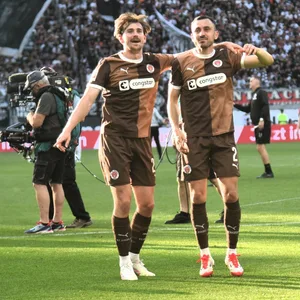 Connor Metcalfe und Manolis Saliakas springen auf dem Platz in Frankfurt
