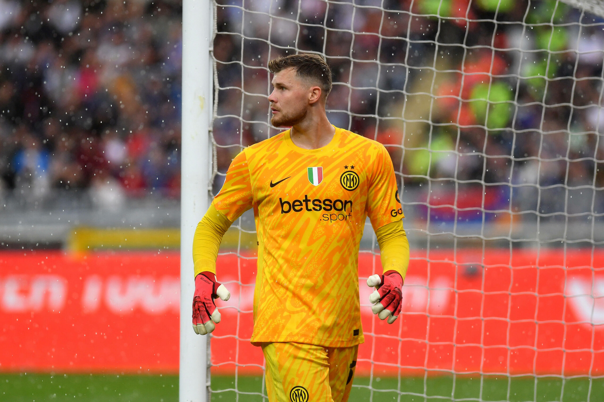 Josep Martinez im gelben Inter Mailand Trikot auf dem Platz.