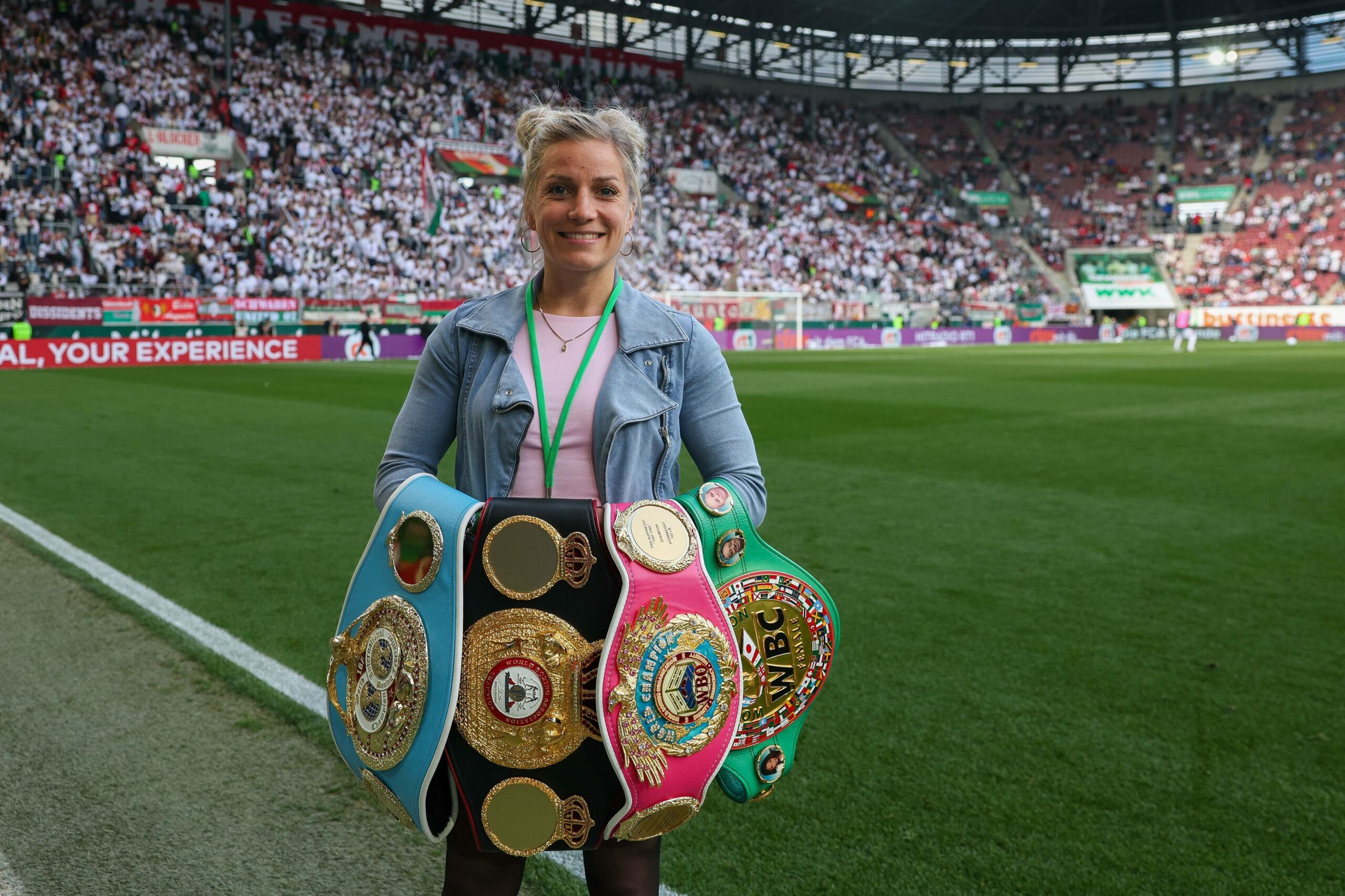 Tina Rupprecht präsentiert ihre vier WM-Gürtel