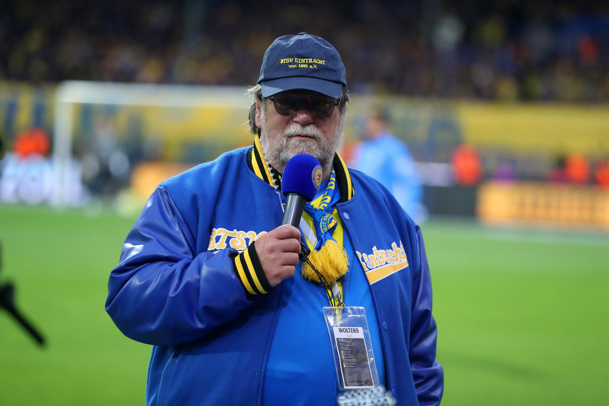 Stadionsprecher Frank Kornrath in Eintracht-Braunschweig-Bekleidung