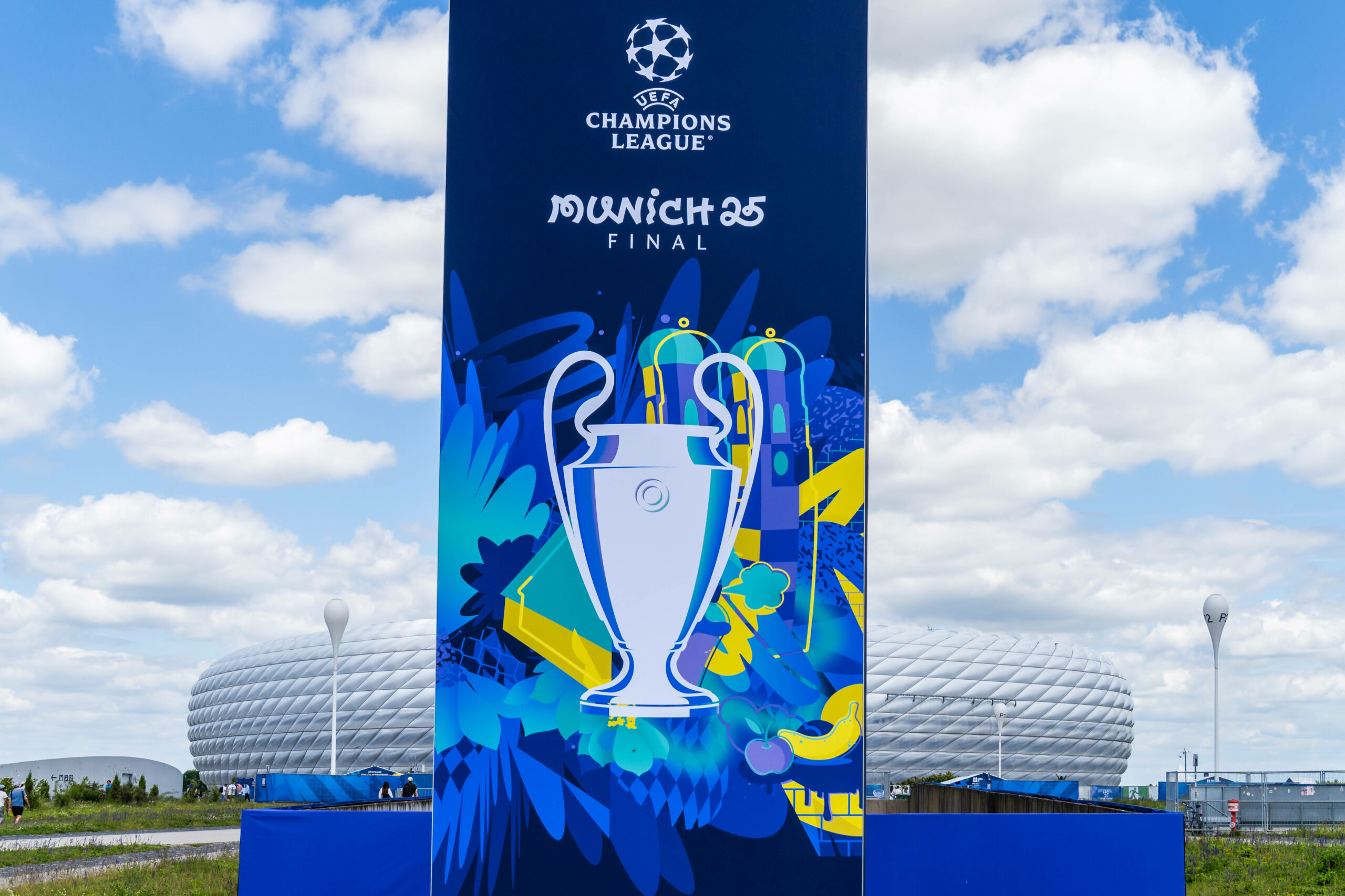 Ein Werbebanner, vor der Allianz Arena, für das vergangene Champions League Endspiel in München 2025