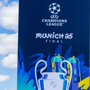 Ein Werbebanner, vor der Allianz Arena, für das vergangene Champions League Endspiel in München 2025