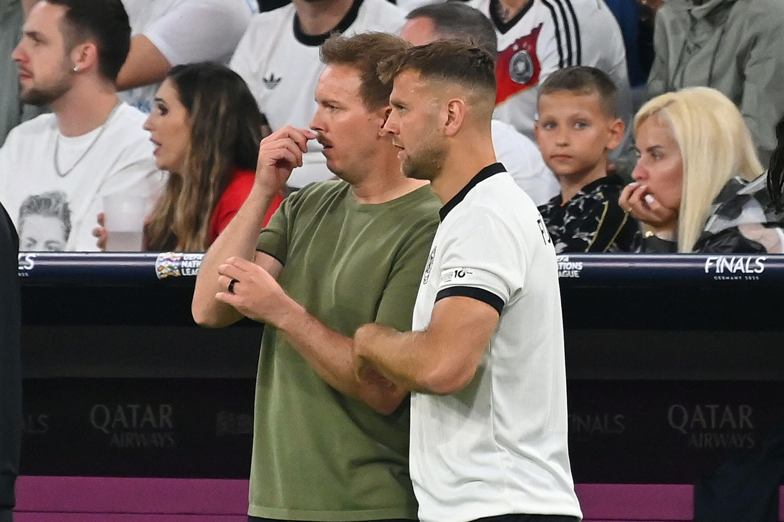 Julian Nagelsmann im Austausch mit Niclas Füllkrug