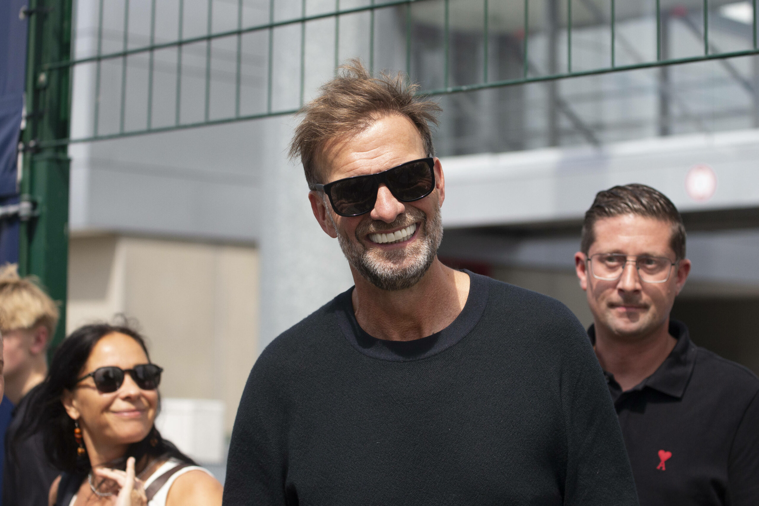 Jürgen Klopp mit schwarzer Sonnenbrille lachend.