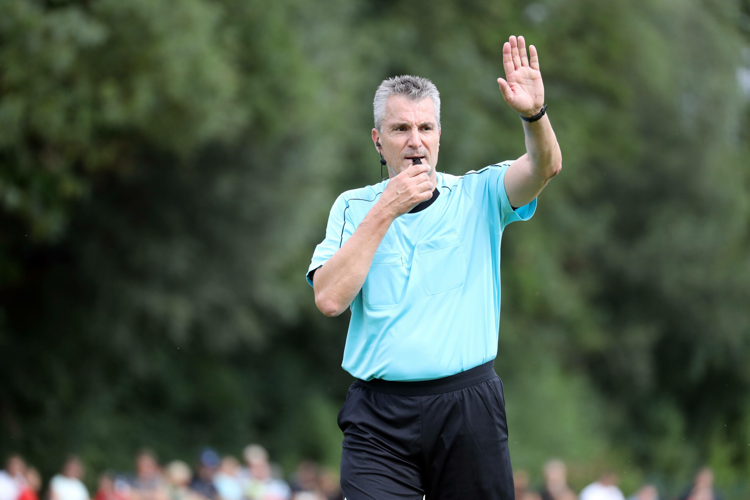 Schiedsrichter Knut Kircher mit Pfeife