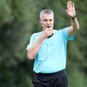 Schiedsrichter Knut Kircher mit Pfeife