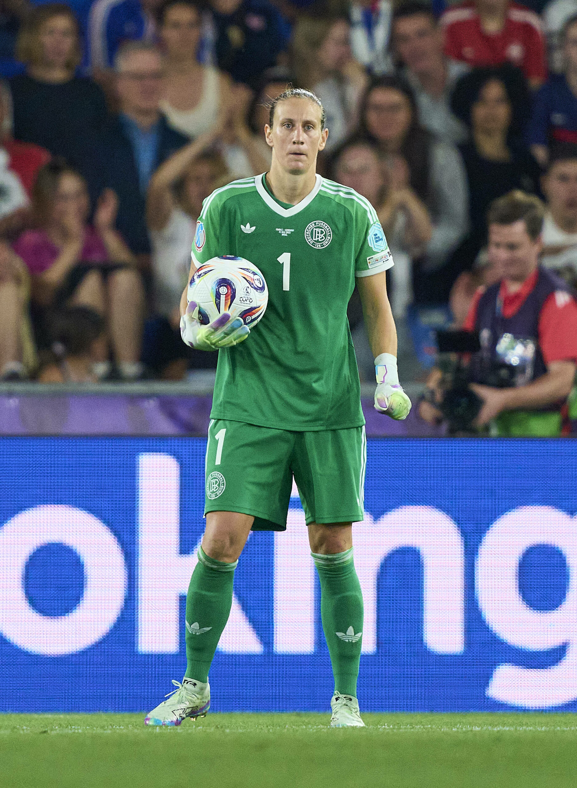 Ann-Katrin Berger mit dem Ball in der Hand.