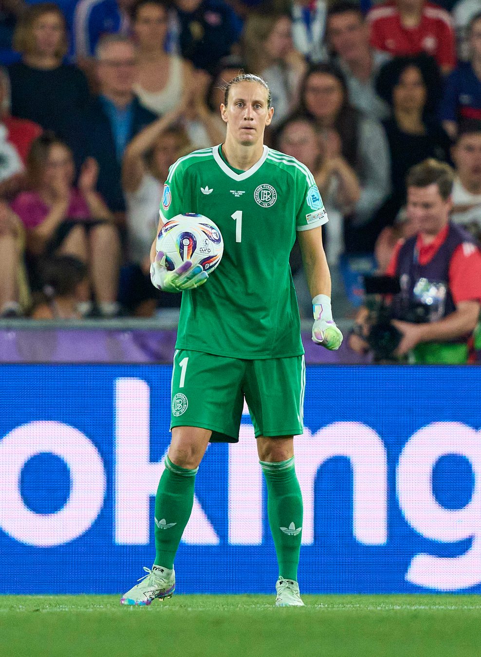 Ann-Katrin Berger mit dem Ball in der Hand.