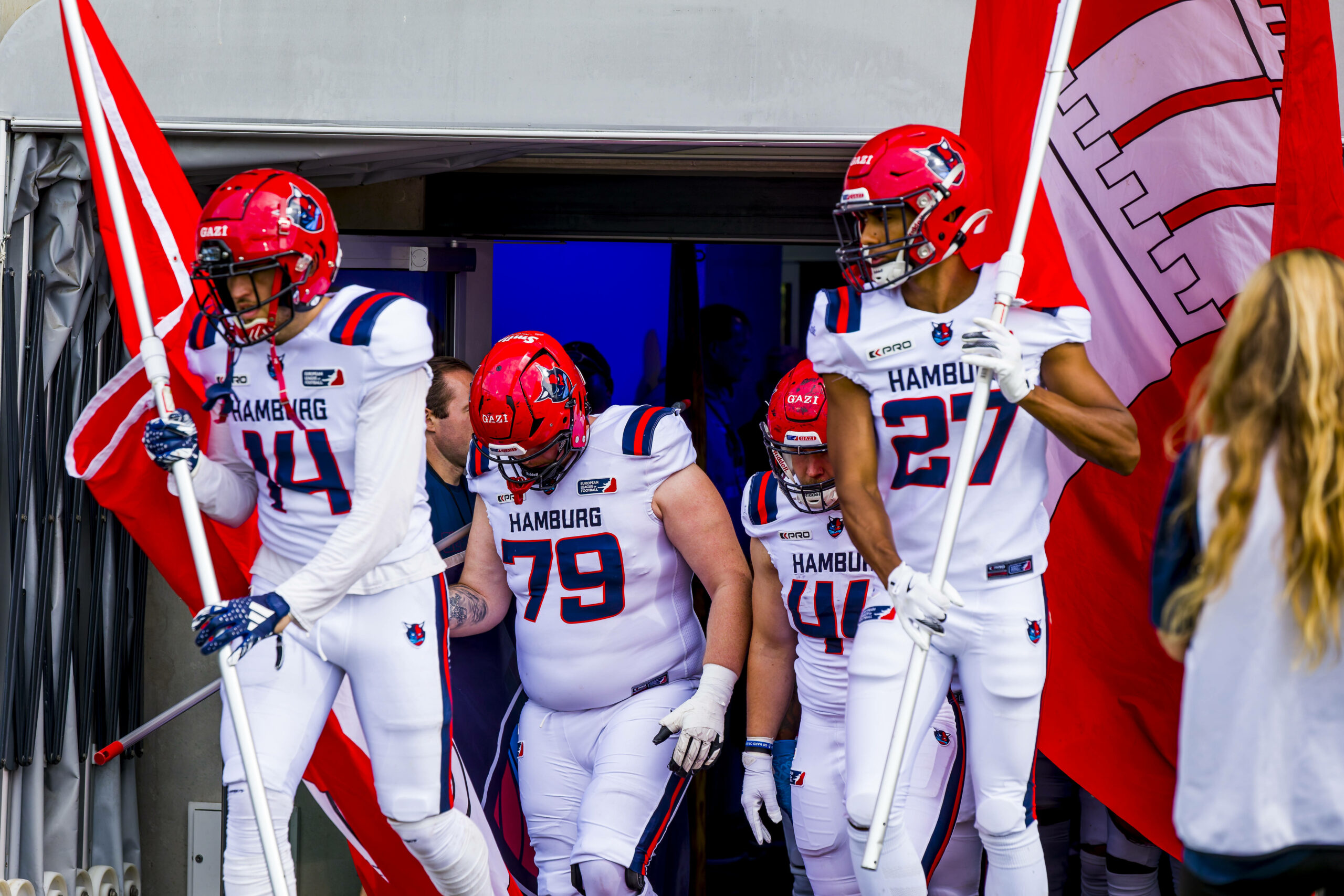 Sea Devils beim Einlauf mit Hamburger Stadtfahnen.