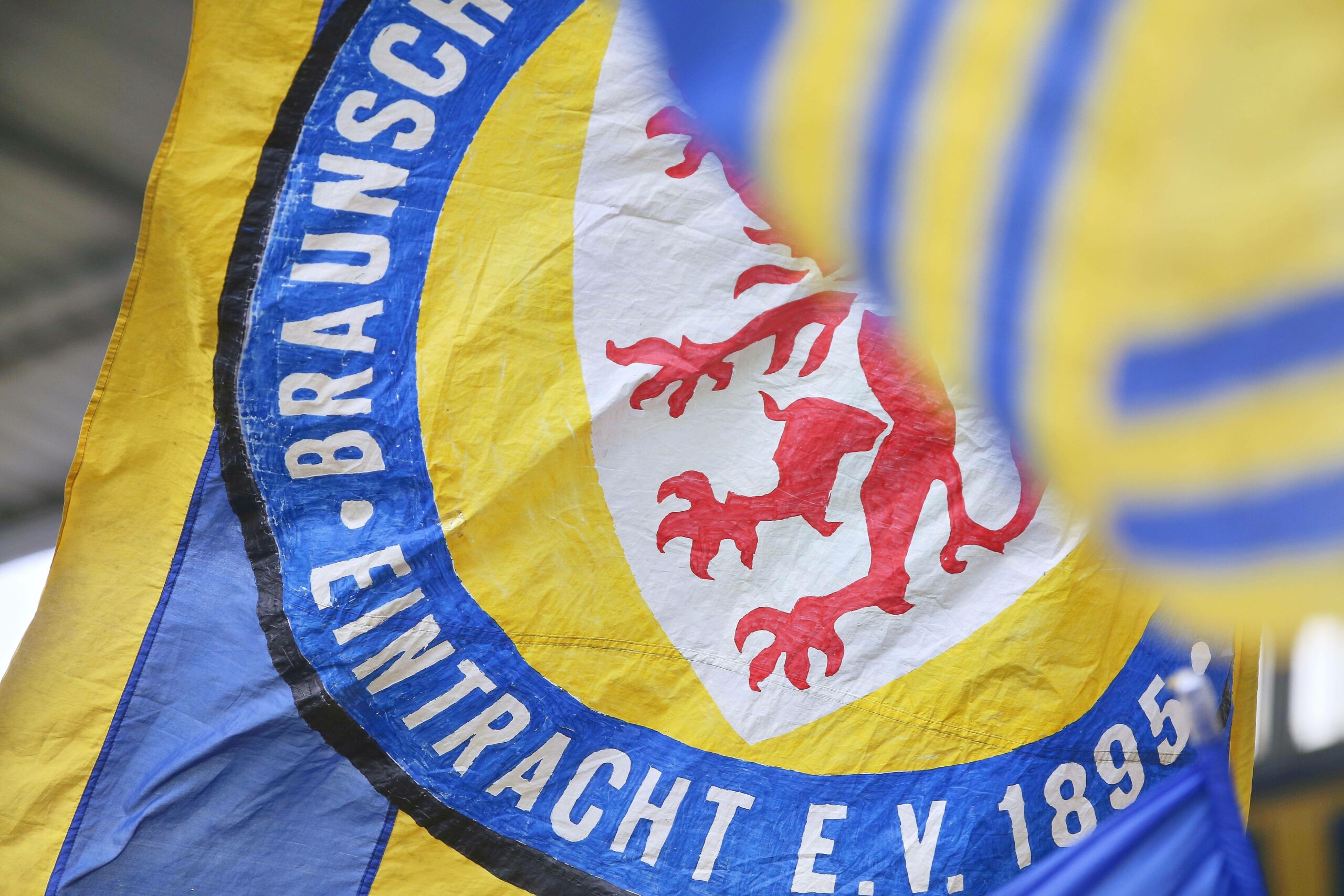 Eine Fahne von Eintracht Braunschweig