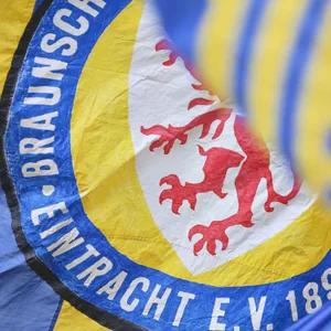 Eine Fahne von Eintracht Braunschweig