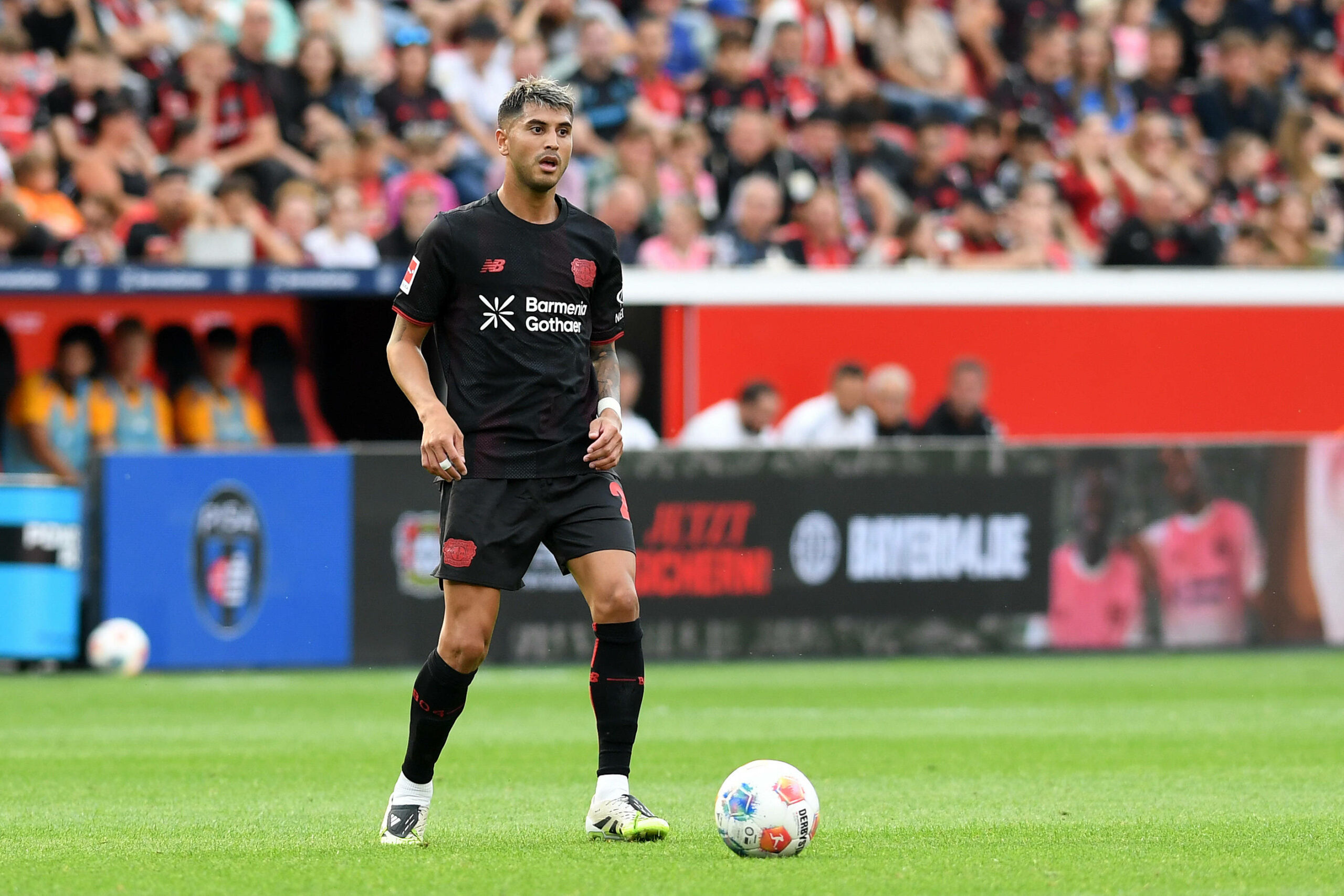Palacios am Ball für Bayer Leverkusen.