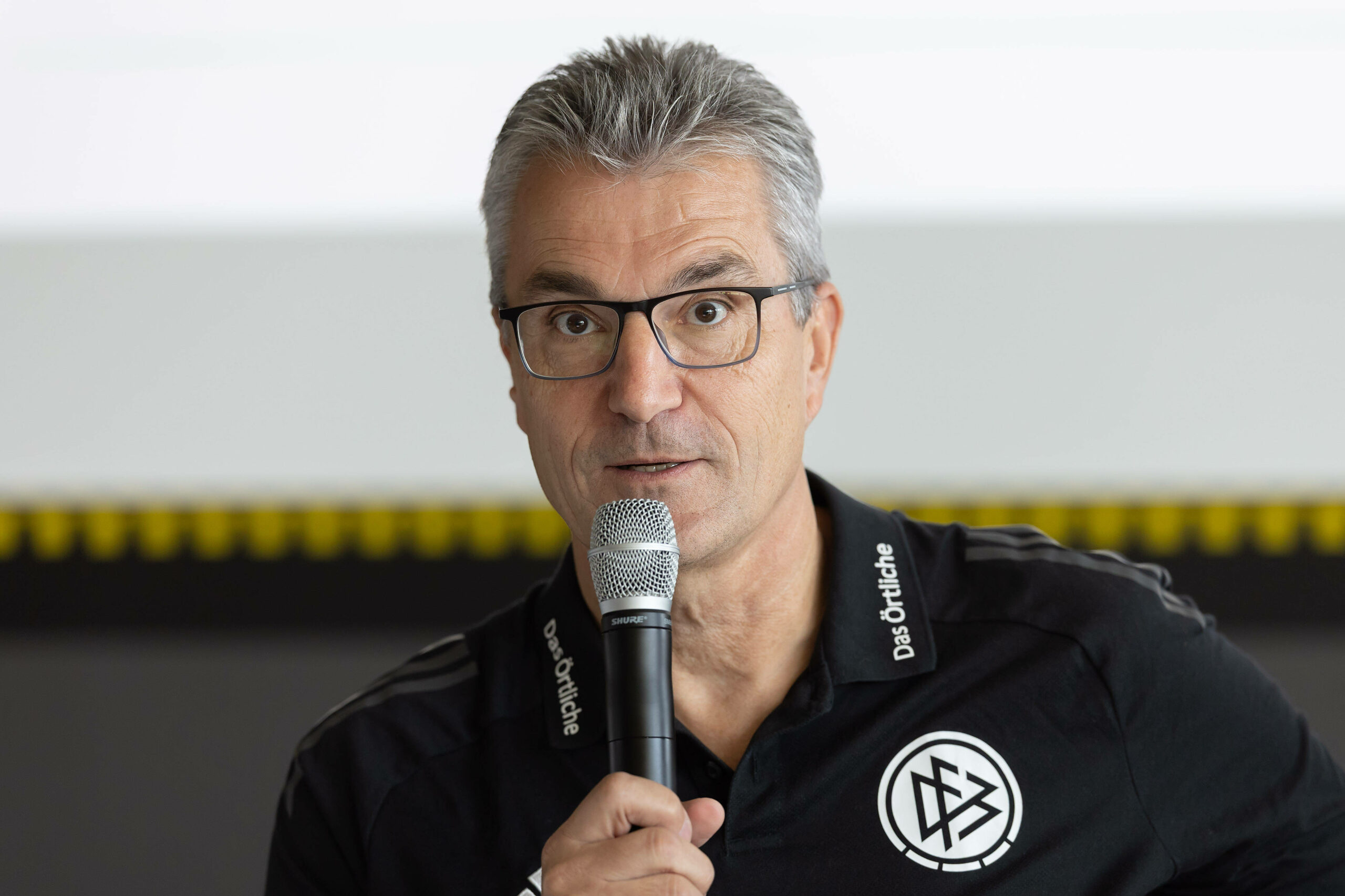 Schiedsrichter-Chef Knut Kircher spricht in ein Mikrofon