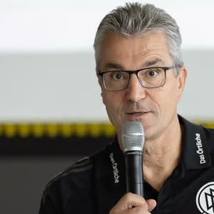 Schiedsrichter-Chef Knut Kircher spricht in ein Mikrofon