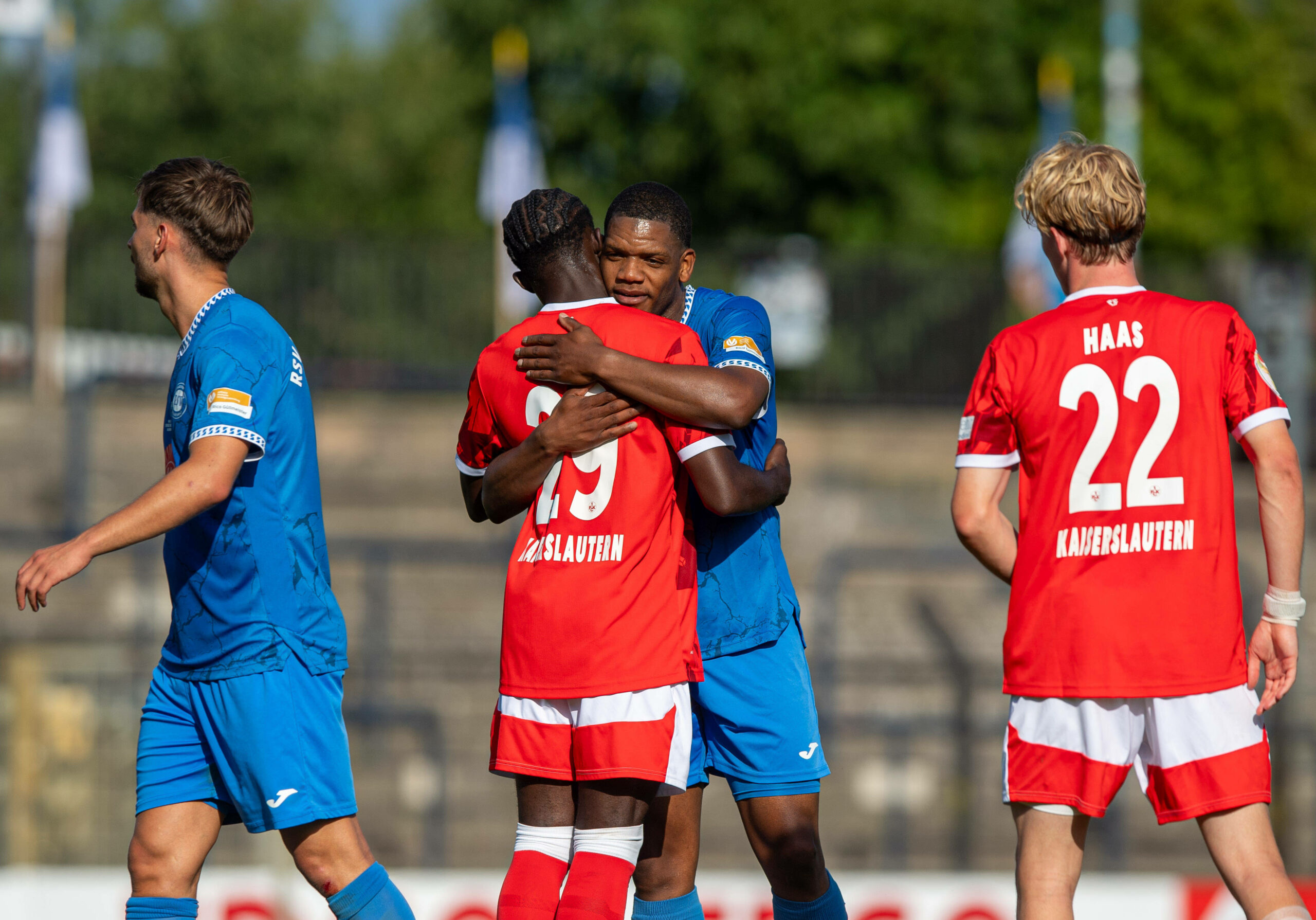 Richmond Tachie und Arthur Ekalle umarmen sich