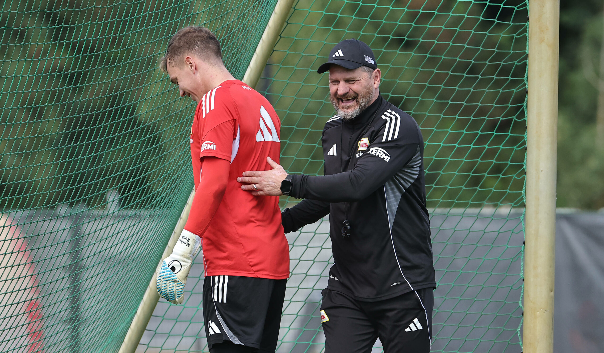 Ex-HSV-Torwart Matheo Raab lacht zusammen mit Ex-HSV-Coach Steffen Baumgart beim Union-Training.