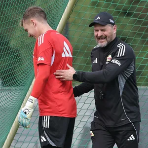 Ex-HSV-Torwart Matheo Raab lacht zusammen mit Ex-HSV-Coach Steffen Baumgart beim Union-Training.