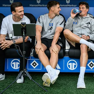 Claus Costa, Loic Favé und Merlin Polzin sitzen auf der HSV-Auswechselbank.
