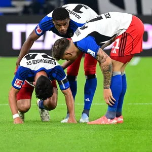 Warmed Omari und Nicolai Remberg beim am Boden liegenden Nicolás Capaldo