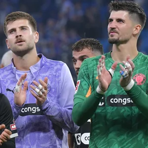 Ben Voll und Nikola Vasilj klatschen in die Hände