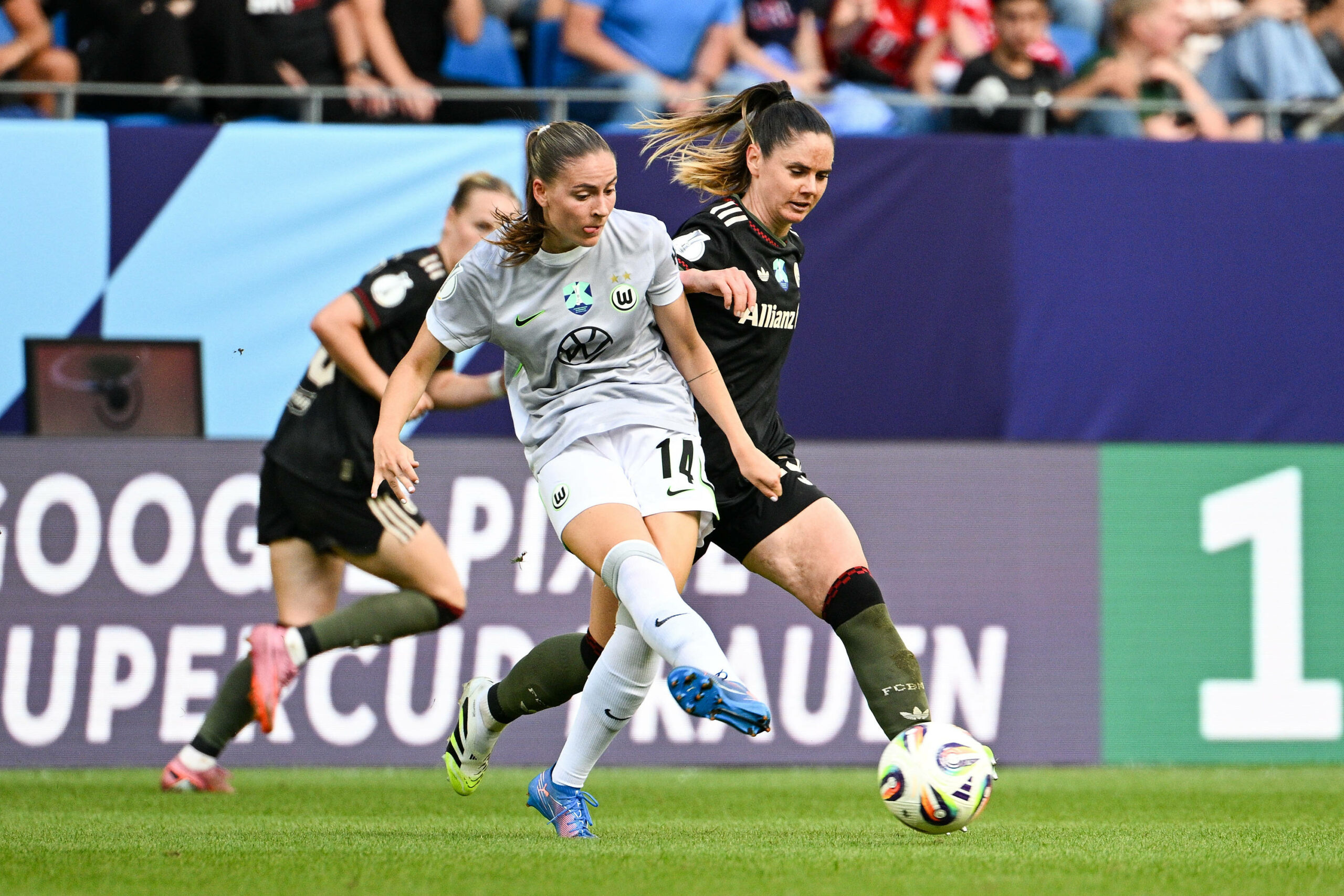 Smilla Vallotto (14, VfL Wolfsburg) wird im Zweikampf von Sarah Zadrazil (25, FC Bayern München) im Zweikampf
