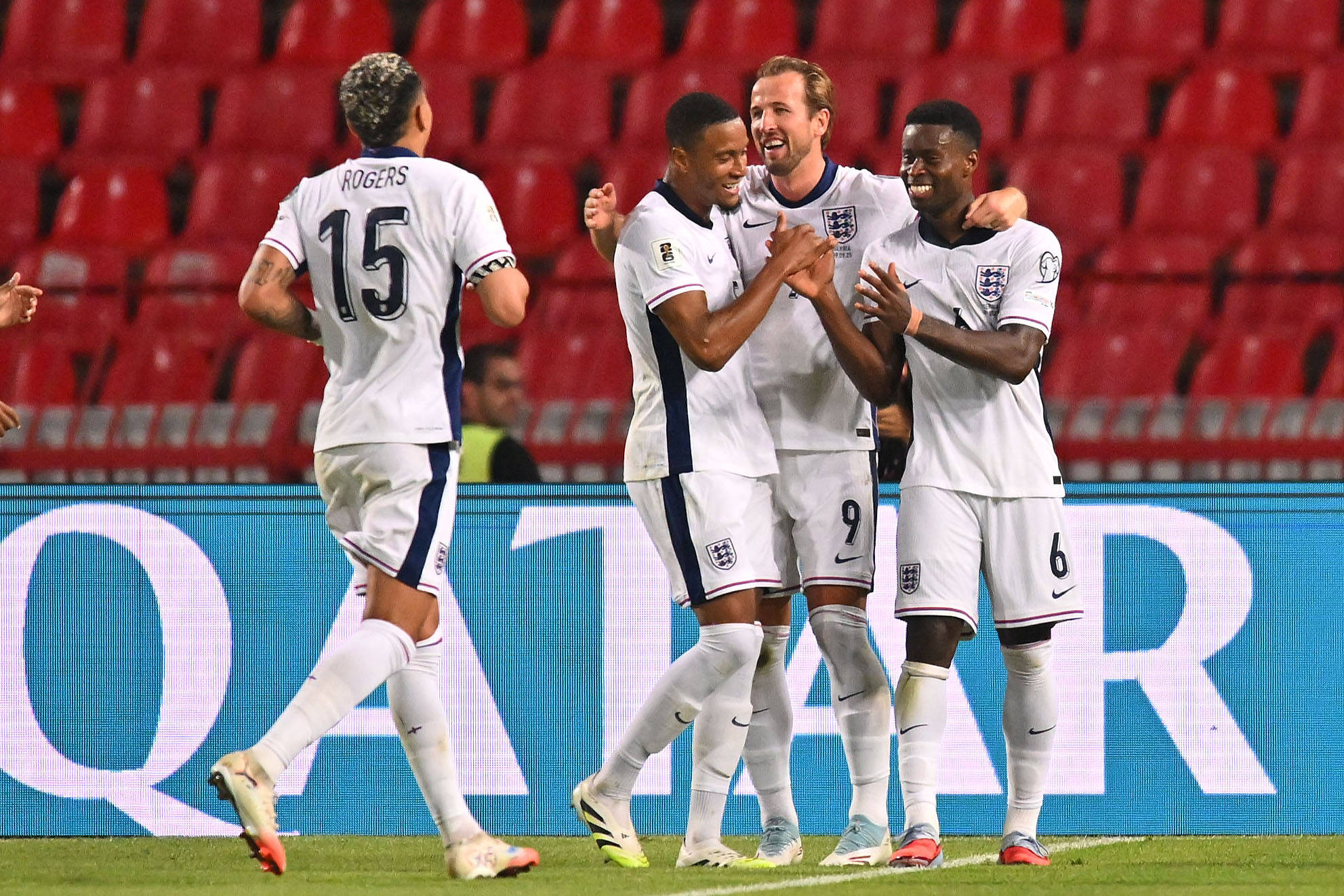 Die englischen Nationalspieler Morgan Rogers, Ezri Konsah, Harry Kane und Marc Guehi jubeln über einen Treffer in der WM-Quali