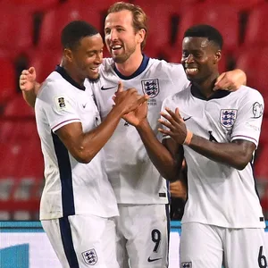 Die englischen Nationalspieler Morgan Rogers, Ezri Konsah, Harry Kane und Marc Guehi jubeln über einen Treffer in der WM-Quali
