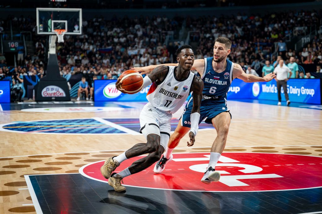 Dennis Schröder (l.) im Viertelfinale der Basketball EM im Sommer 2025