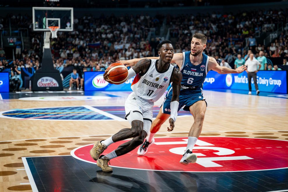 Dennis Schröder (l.) im Viertelfinale der Basketball EM im Sommer 2025