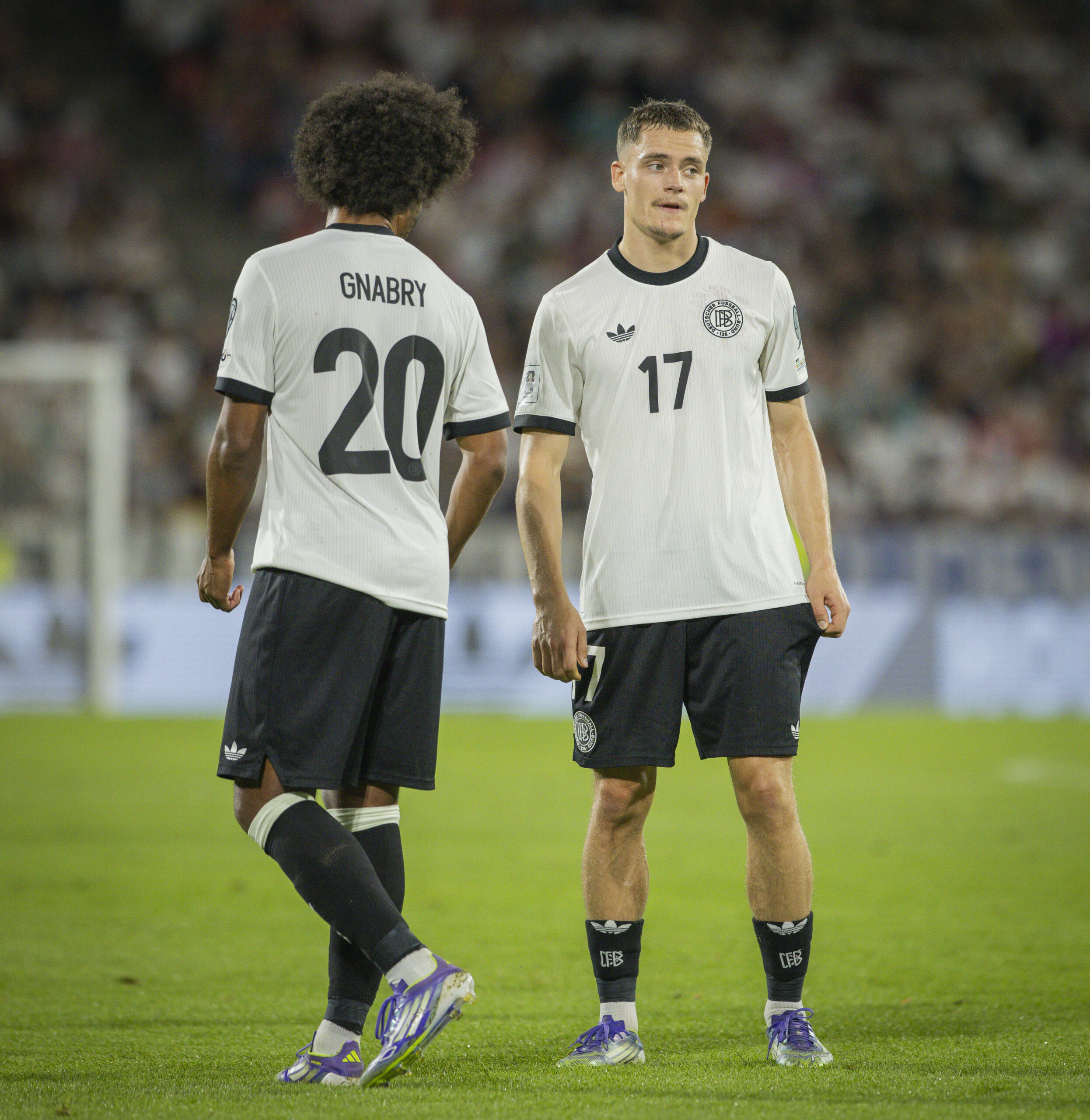 Serge Gnabry und Florian Wirtz im Trikot des DFB