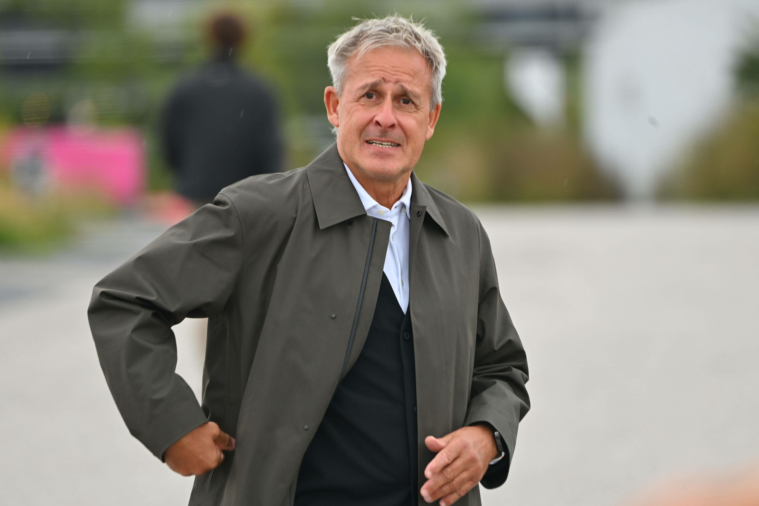 Pierre Littbarski schaut besorgt