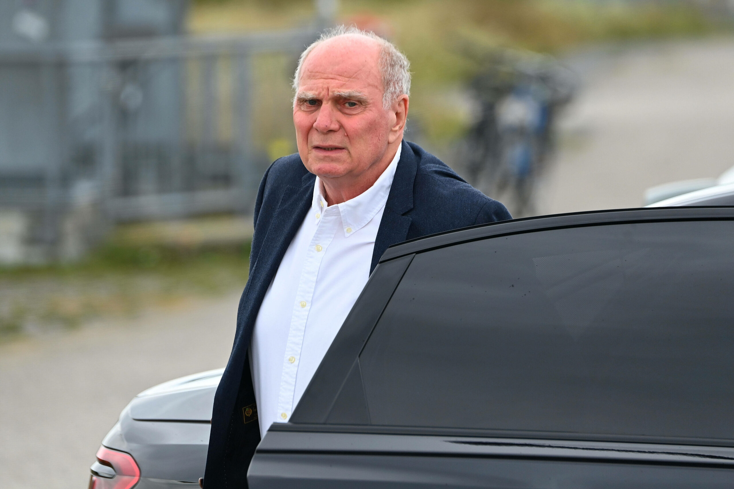 Uli Hoeneß steigt aus einem Auto aus