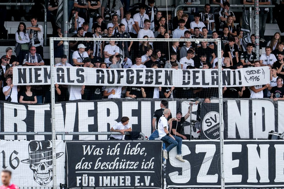 Fans des SV Sandhausen mit einem Support-Banner für Delani Diekmeier