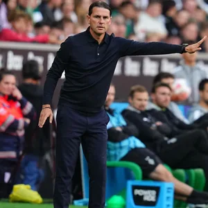 Gerardo Seoane gibt Anweisungen an der Seitenlinie (im Foto, noch als Trainer von Borussia Mönchengladbach)