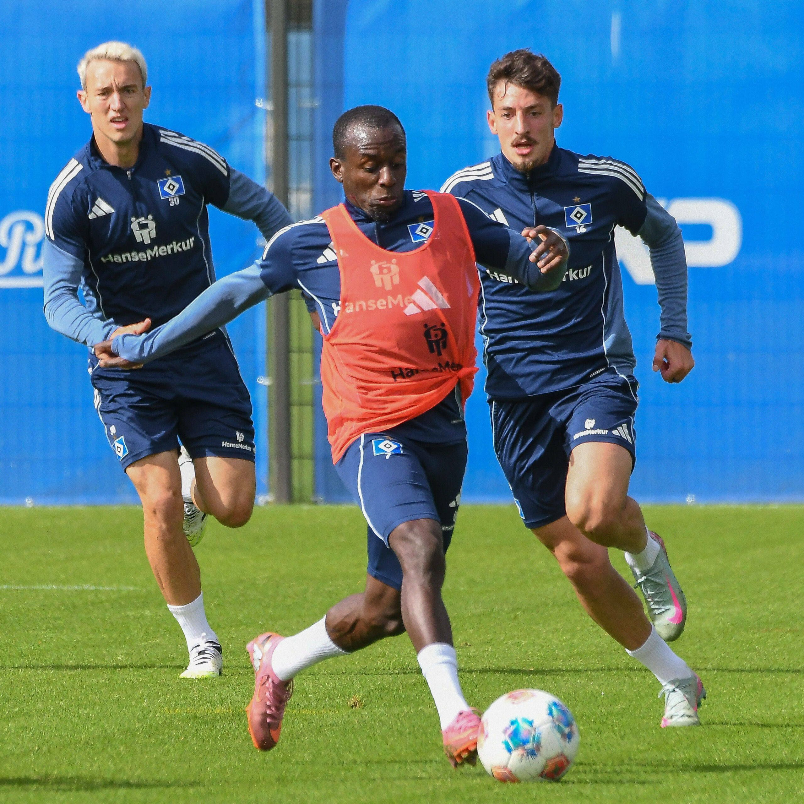 Jean-Luc Dompé dribbelt im Training vor Giorgi Gocholeishvili und Silvan Hefti