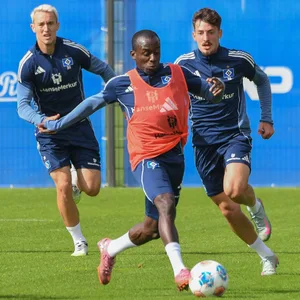 Jean-Luc Dompé dribbelt im Training vor Giorgi Gocholeishvili und Silvan Hefti