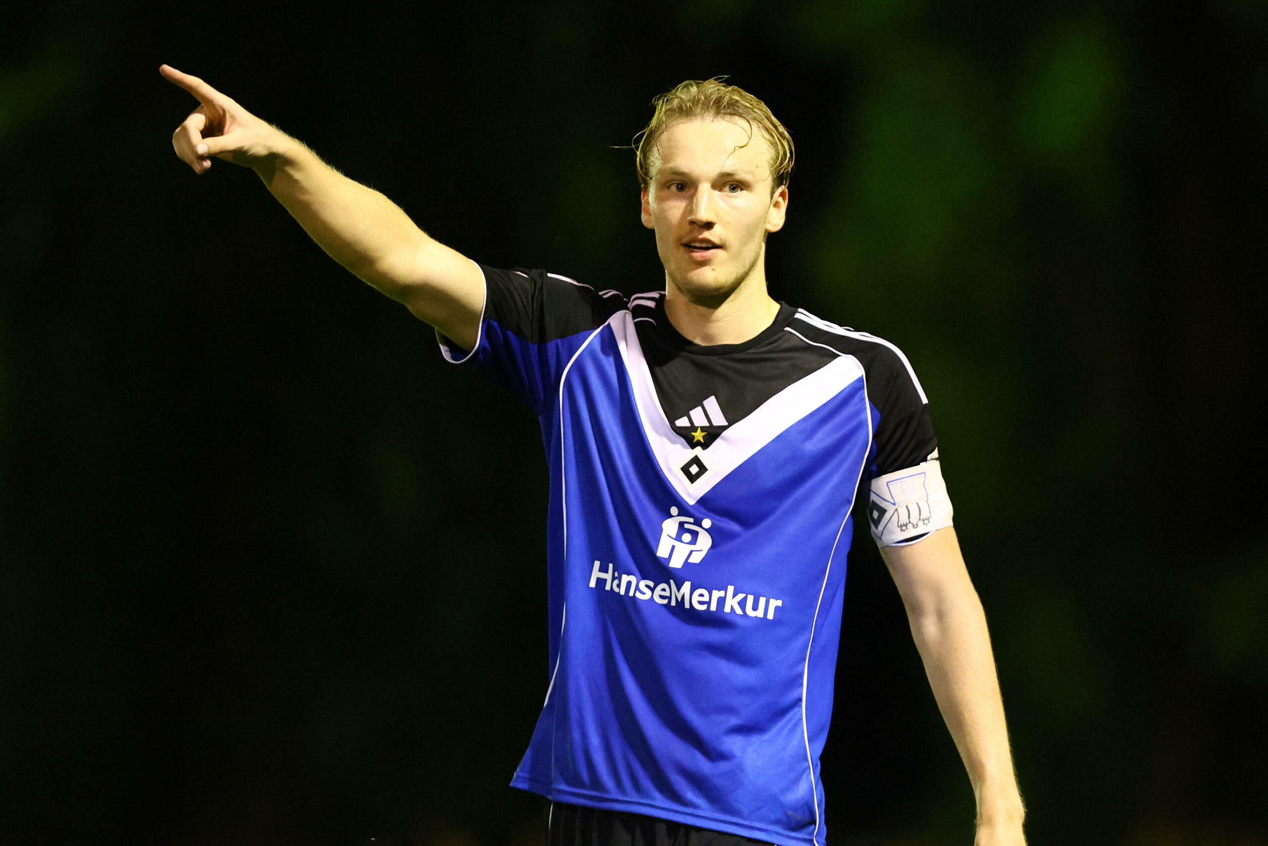 Kapitän Lukas Leonard Borschein (Hamburger SV U 21 gestikuliert im Herren Regionalliga Nord Spiel