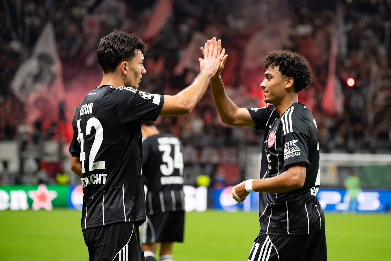 Can Uzun und Nathaniel Brown von Eintracht Frankfurt klatschen ab