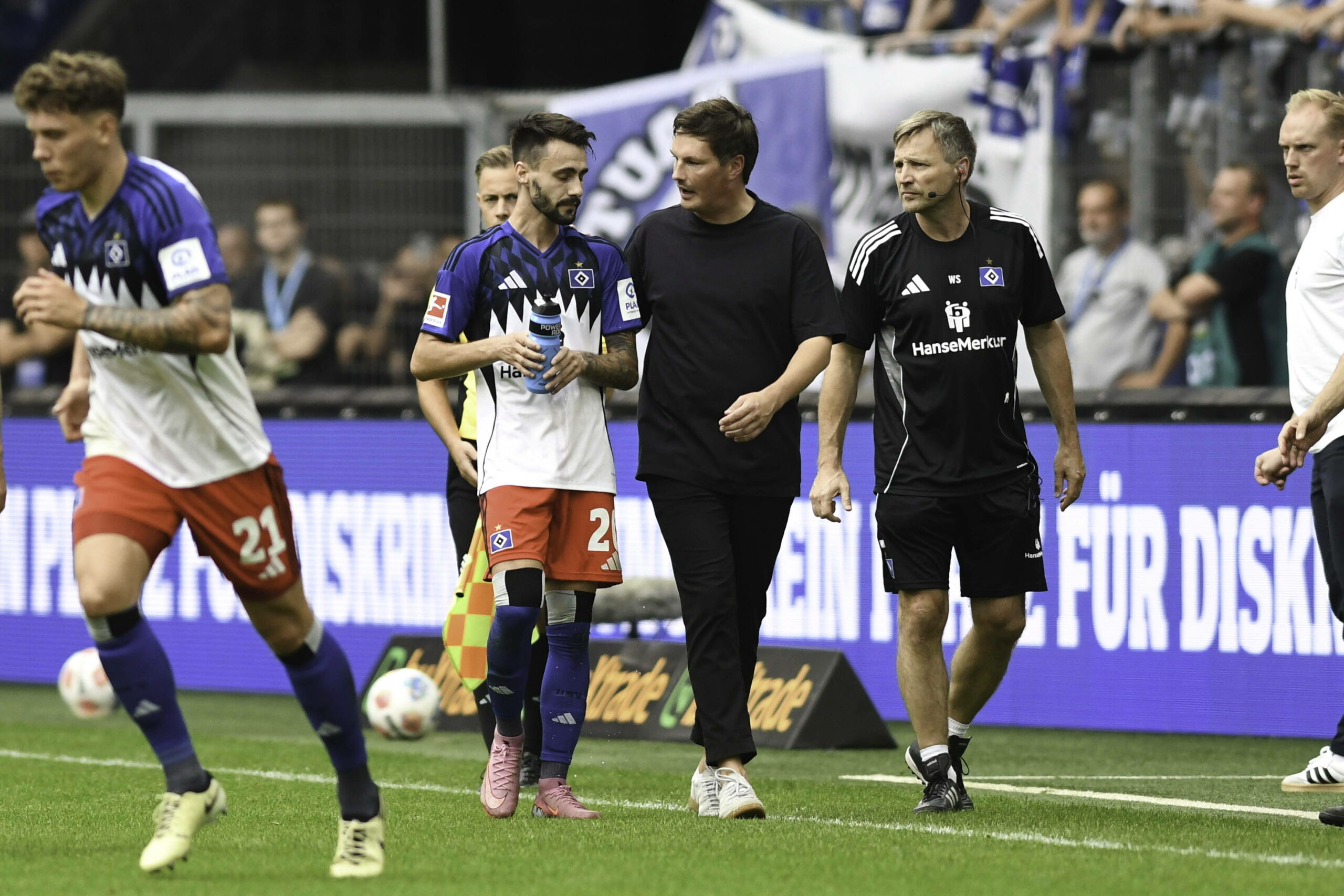 Fabio Vieira und HSV-Trainer Merlin Polzin im Gespräch