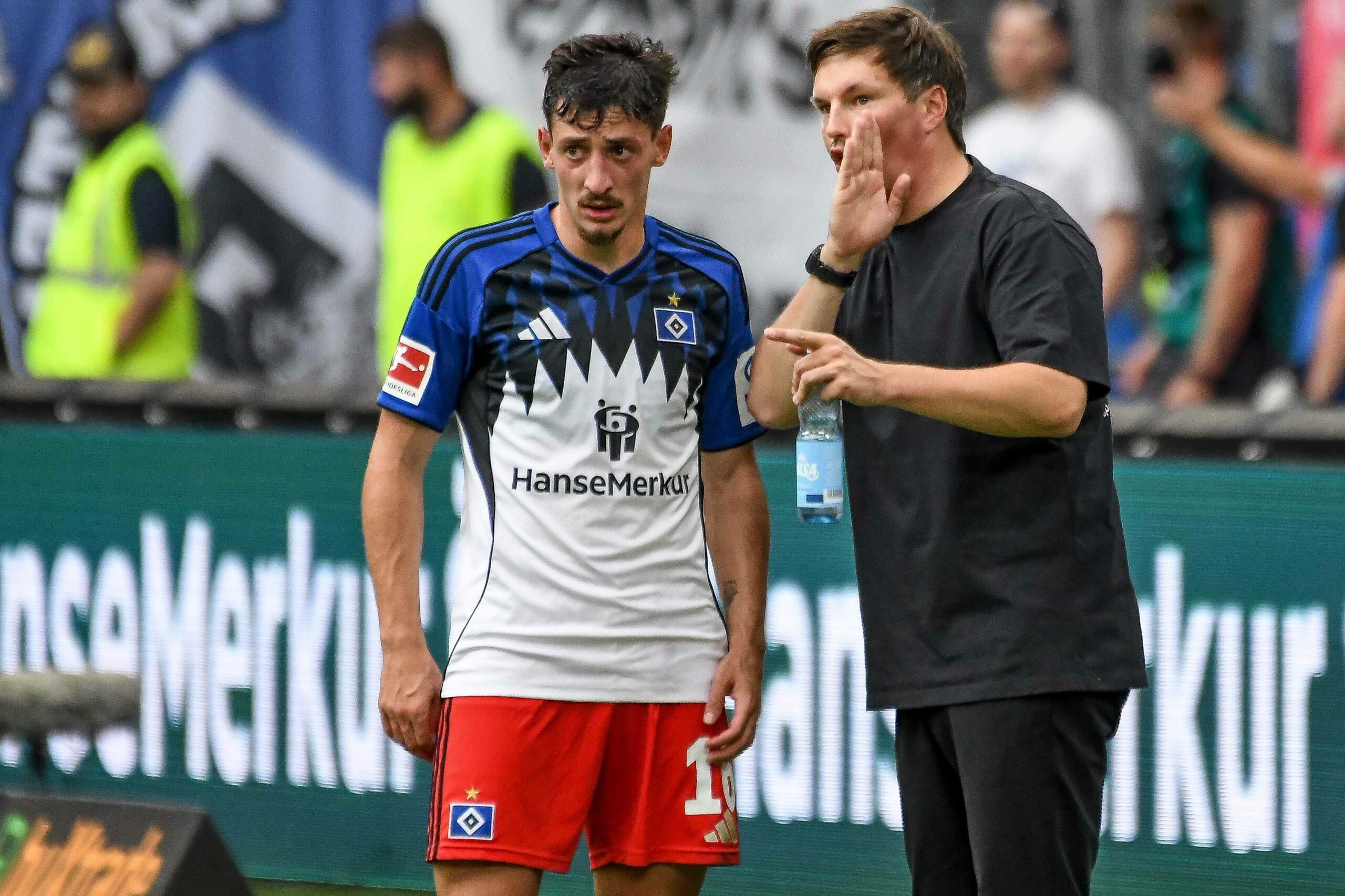 HSV-Trainer Merlin Polzin spricht mit Giorgi Gocholeishvili