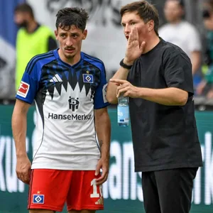 HSV-Trainer Merlin Polzin spricht mit Giorgi Gocholeishvili