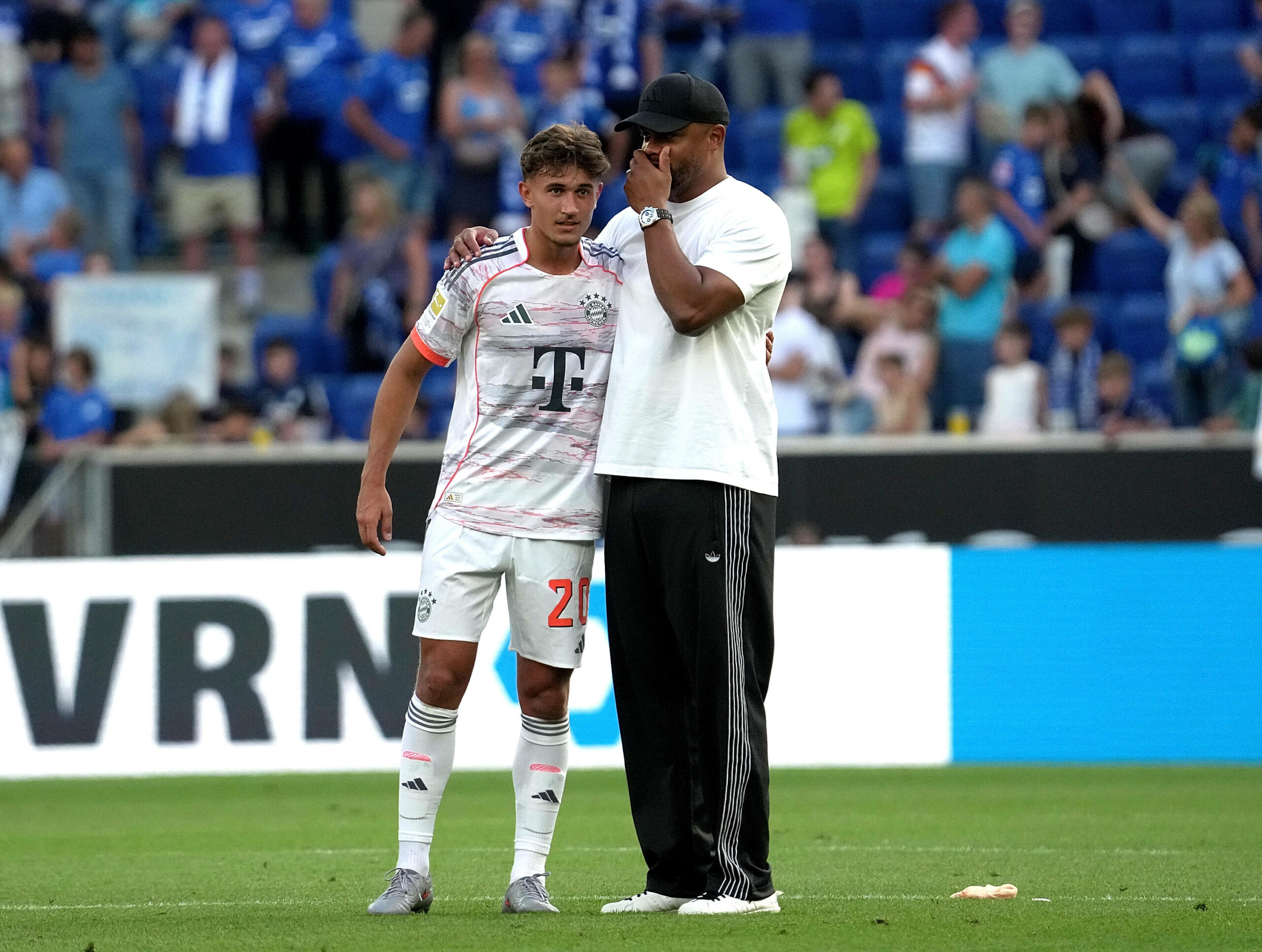 Tom Bischof mit seinem Trainer Vincent Kompany