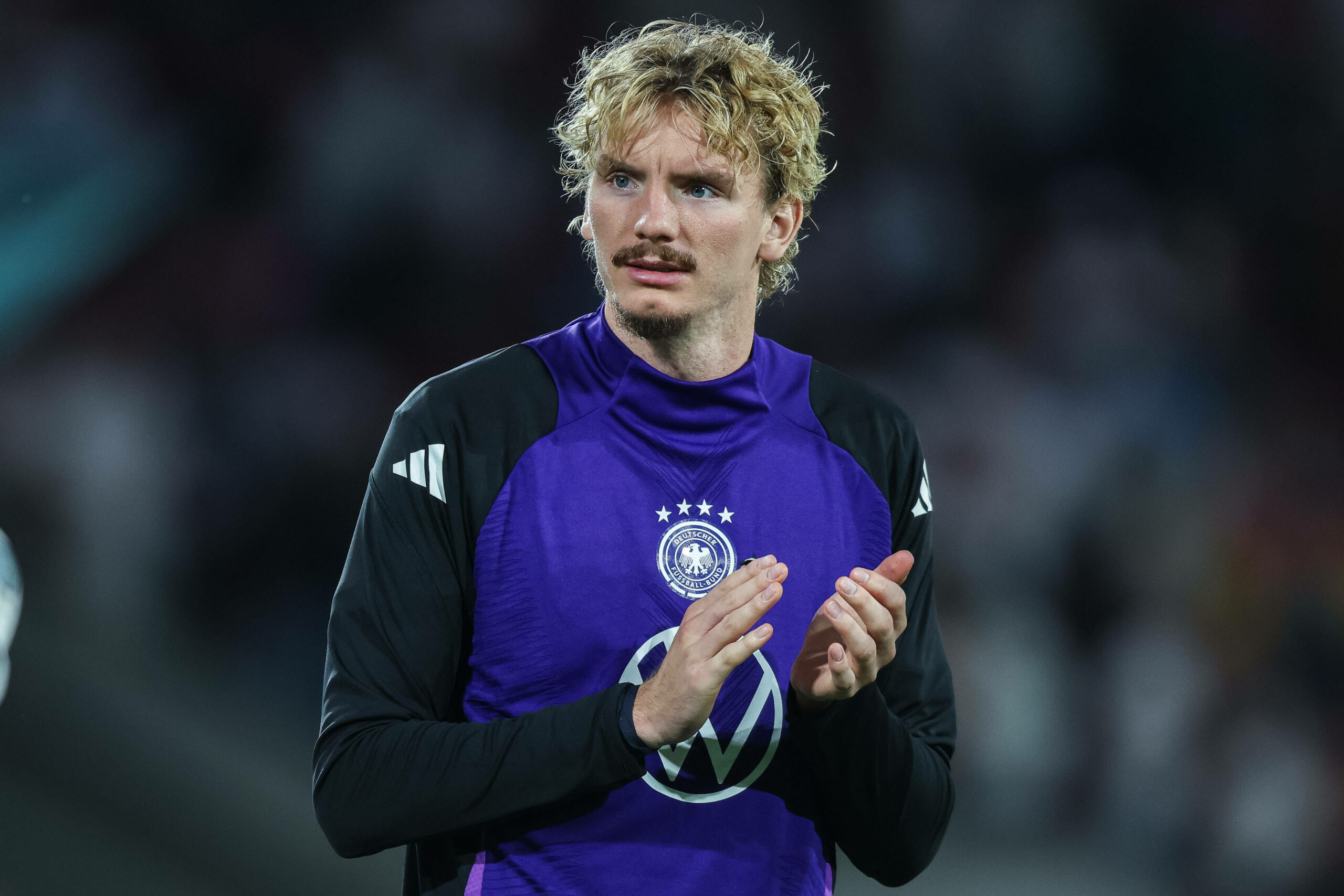 Nick Woltemade im DFB-Aufwärmtrikot.