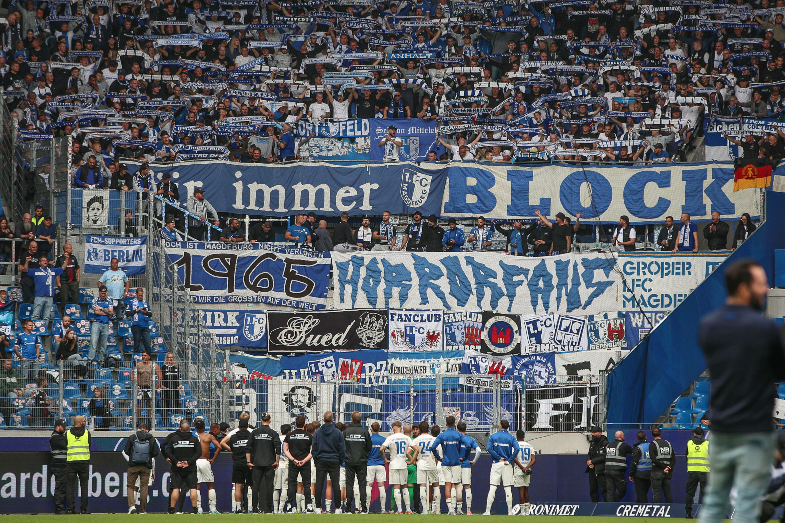 Fans des 1. FC Magdeburg in Karlsruhe. Beim Heimspiel kam es am ersten Oktoberwochenende nun zu einem Notfall