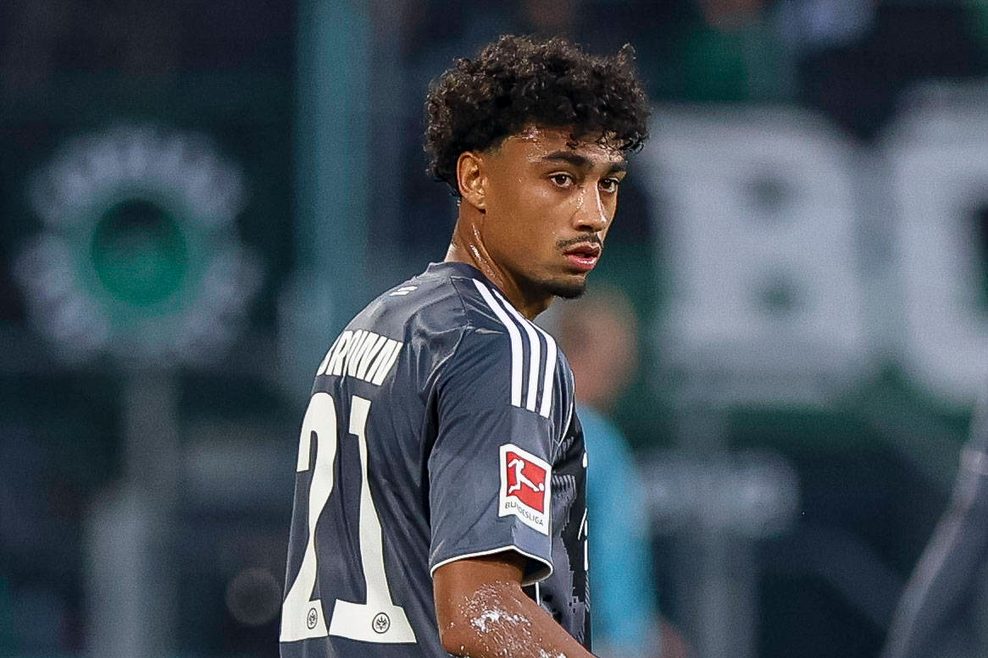 Nathaniel Brown schaut über seine Schulter