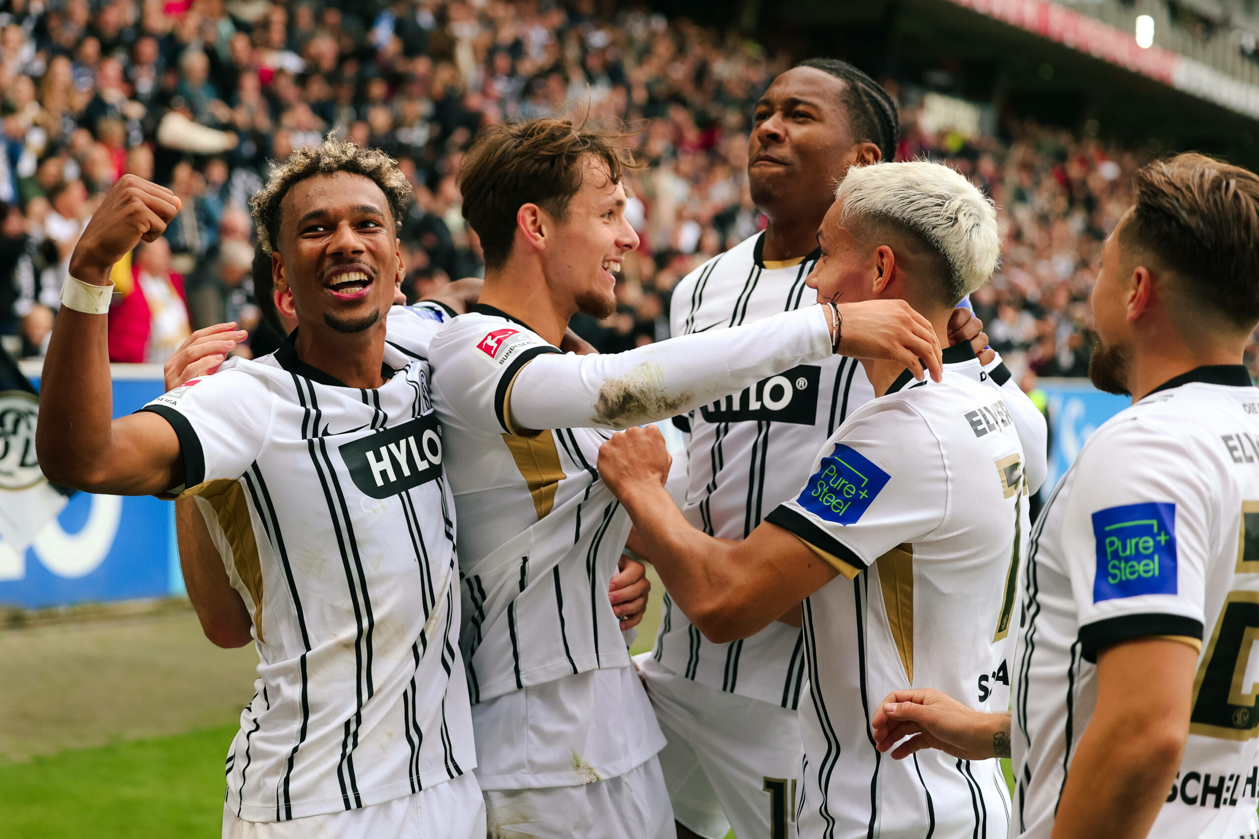 Die Spieler des SV Elversberg bejubeln Otto Stanges Tor