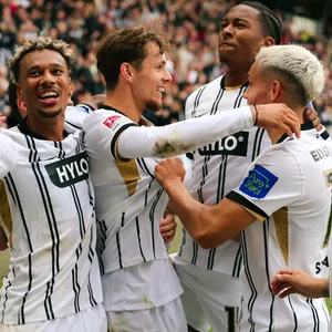 Die Spieler des SV Elversberg bejubeln Otto Stanges Tor