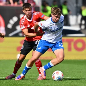 Kennet Eichhorn im Zweikampf mit Finn Ole Becker