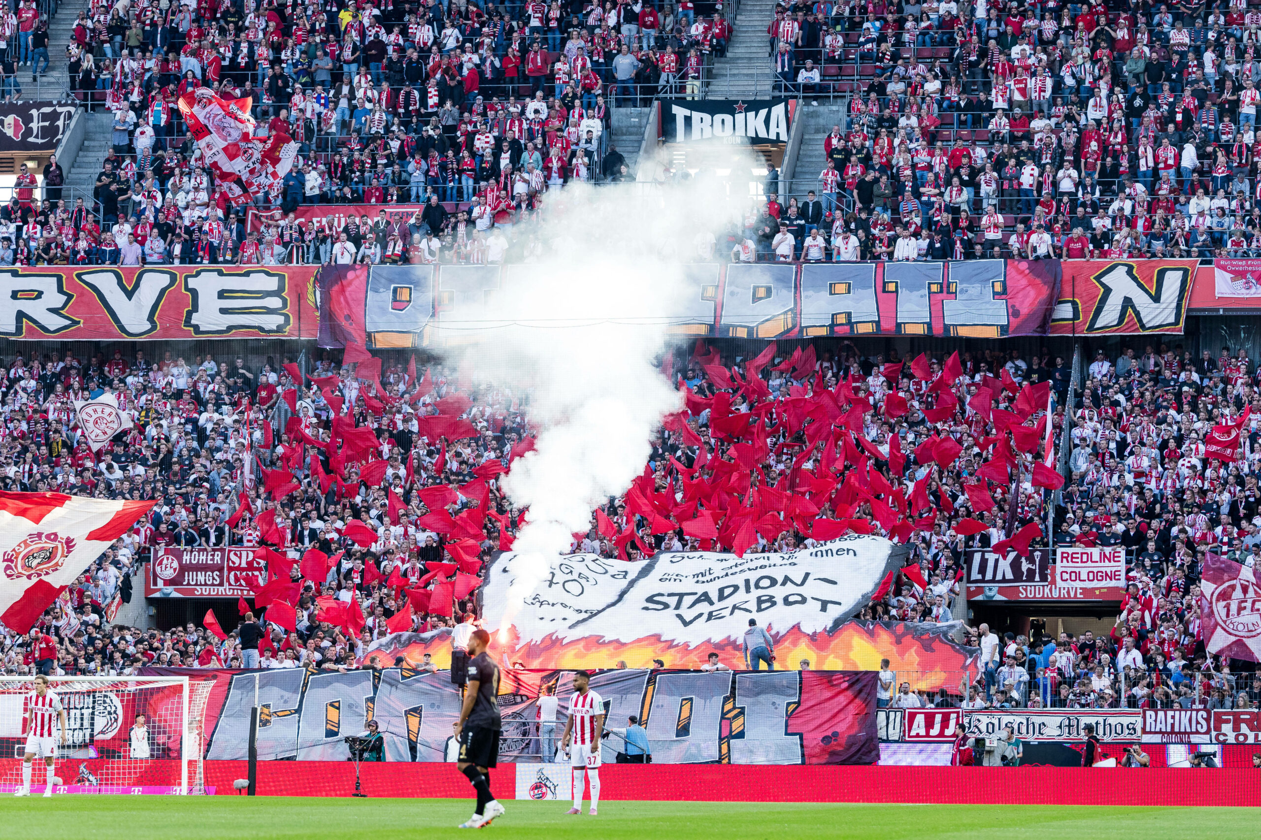 Choreo der Kölner Fanszene „Diffidati Con Noi“ beim Bundesliga-Spiel gegen den VfB Stuttgart im Rheinenergiestadion