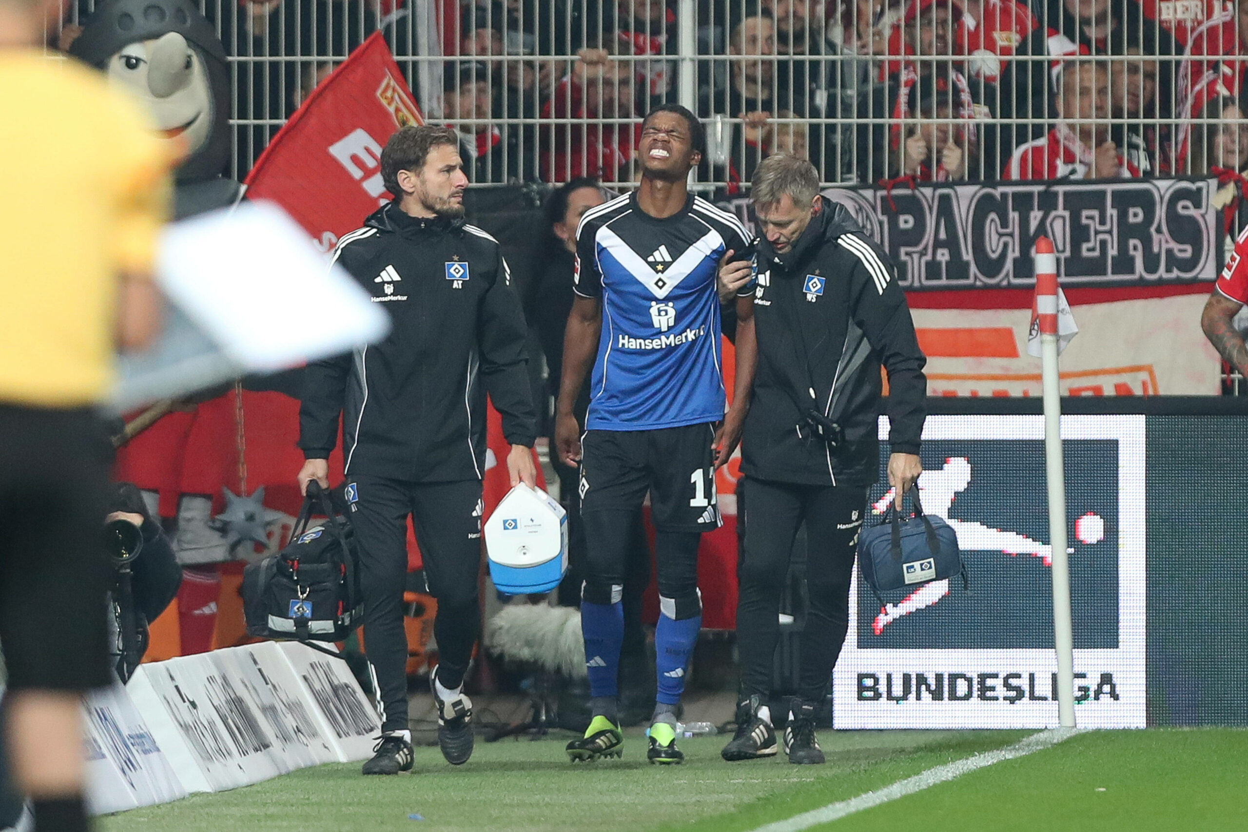 HSV-Abwehrspieler Warmed Omari wird in Berlin verletzt vom Feld geführt.